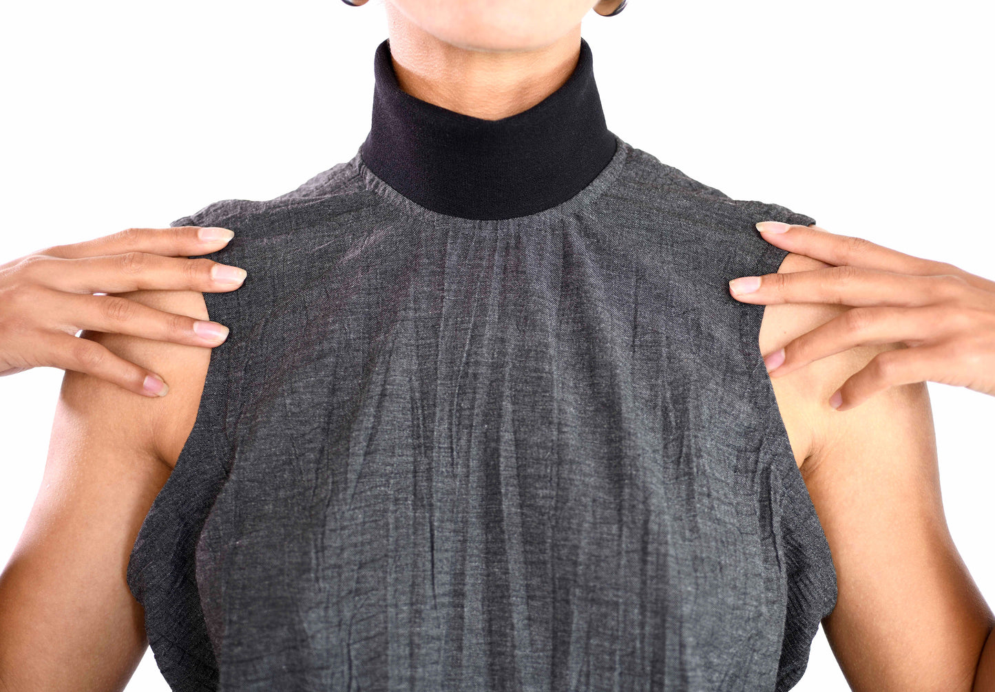 ROBE EN LAINE A COL MONTANT