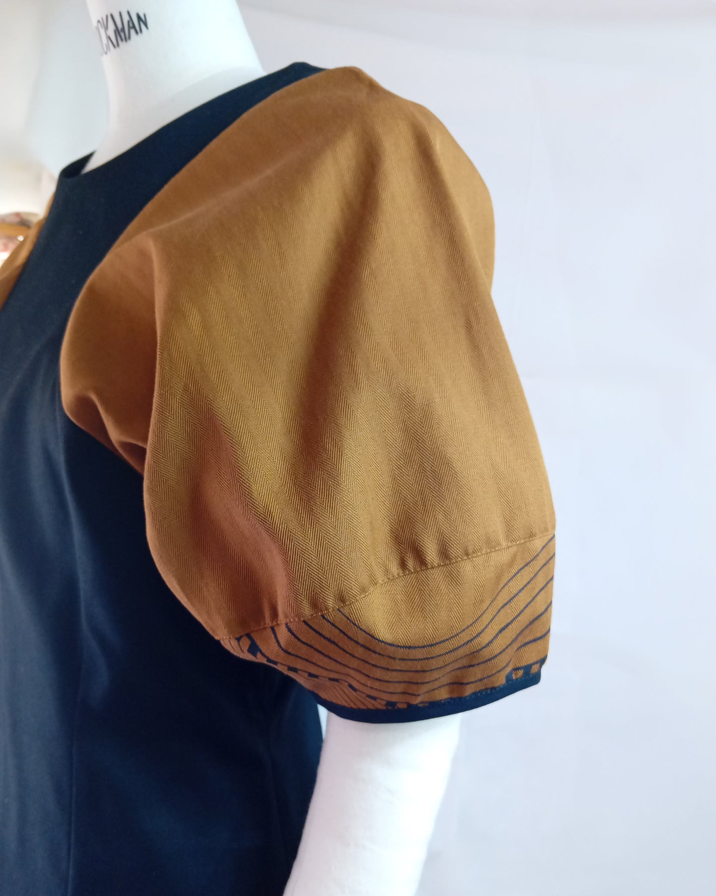 ROBE COURTE ASYMETRIQUE A MANCHES SERIGRAPHIEES A LA MAIN