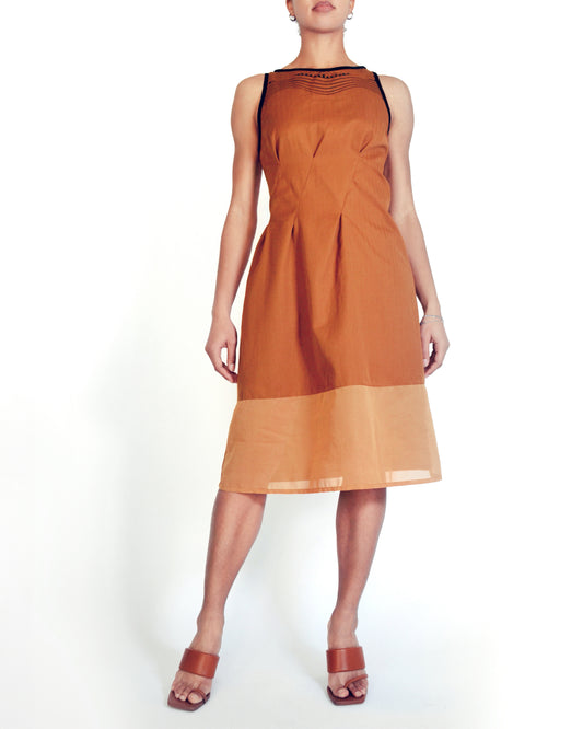 ROBE FLUIDE SANS MANCHES A EMPIECEMENT TRANSPARENT
