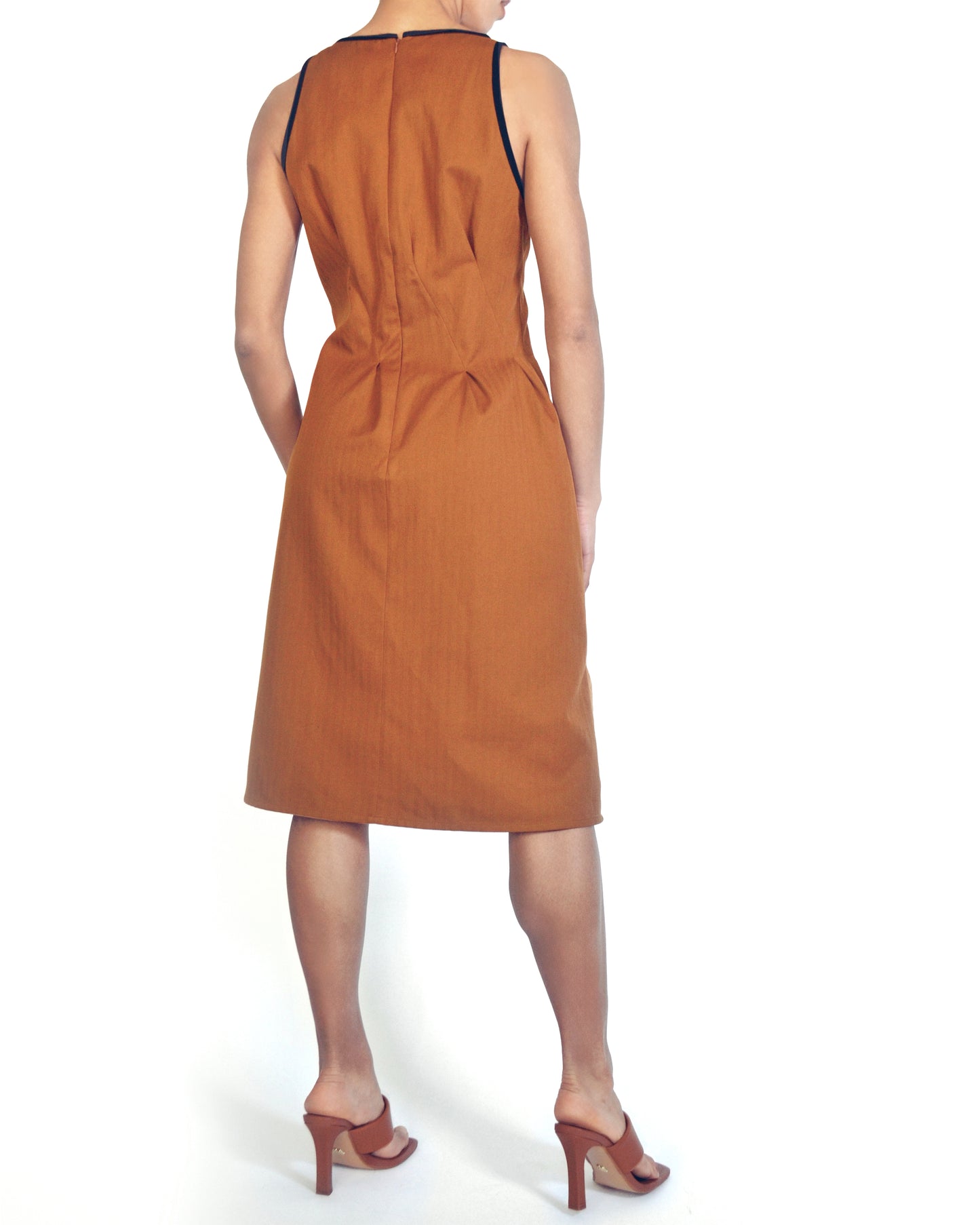 ROBE FLUIDE SANS MANCHES A EMPIECEMENT TRANSPARENT