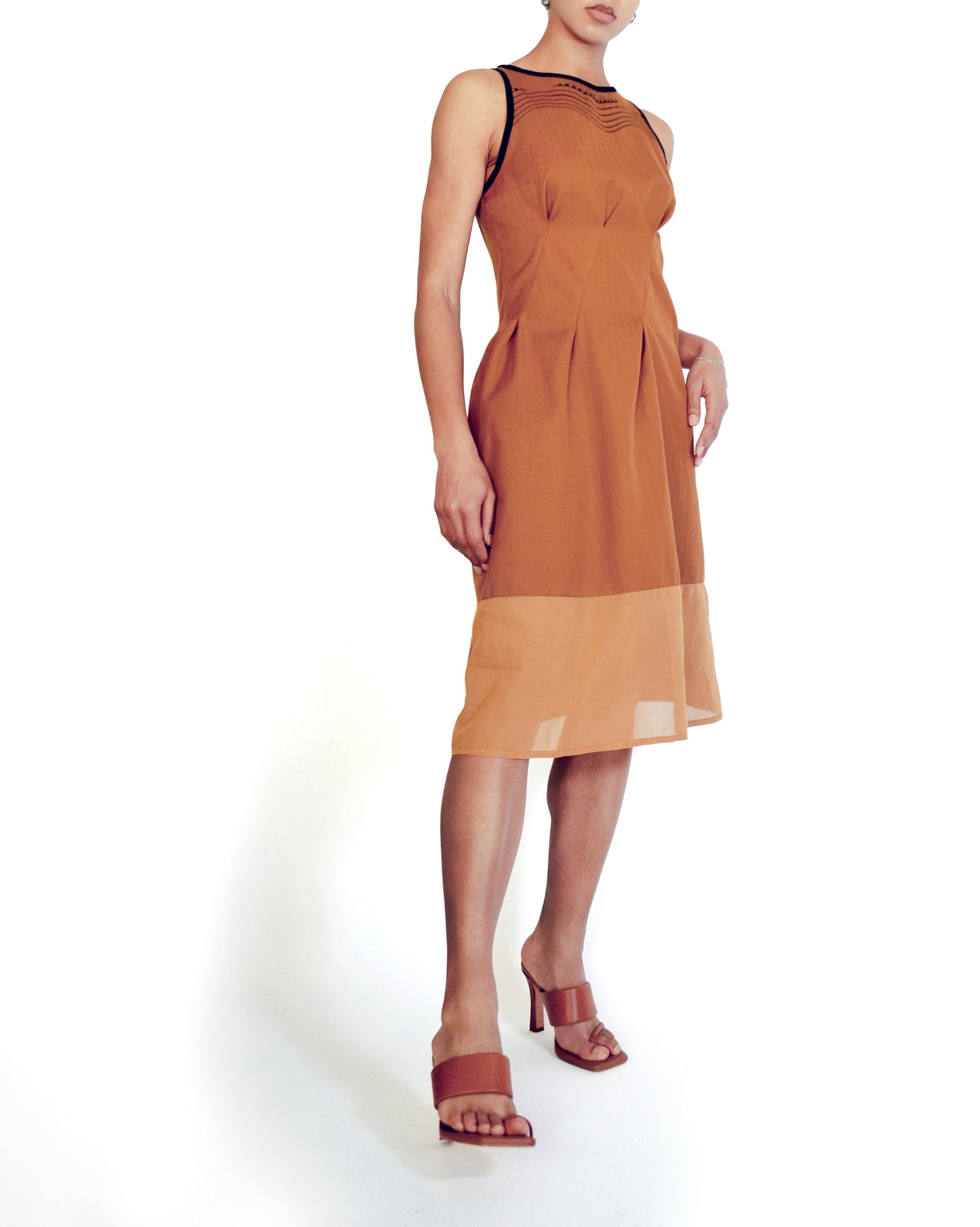 ROBE FLUIDE SANS MANCHES A EMPIECEMENT TRANSPARENT