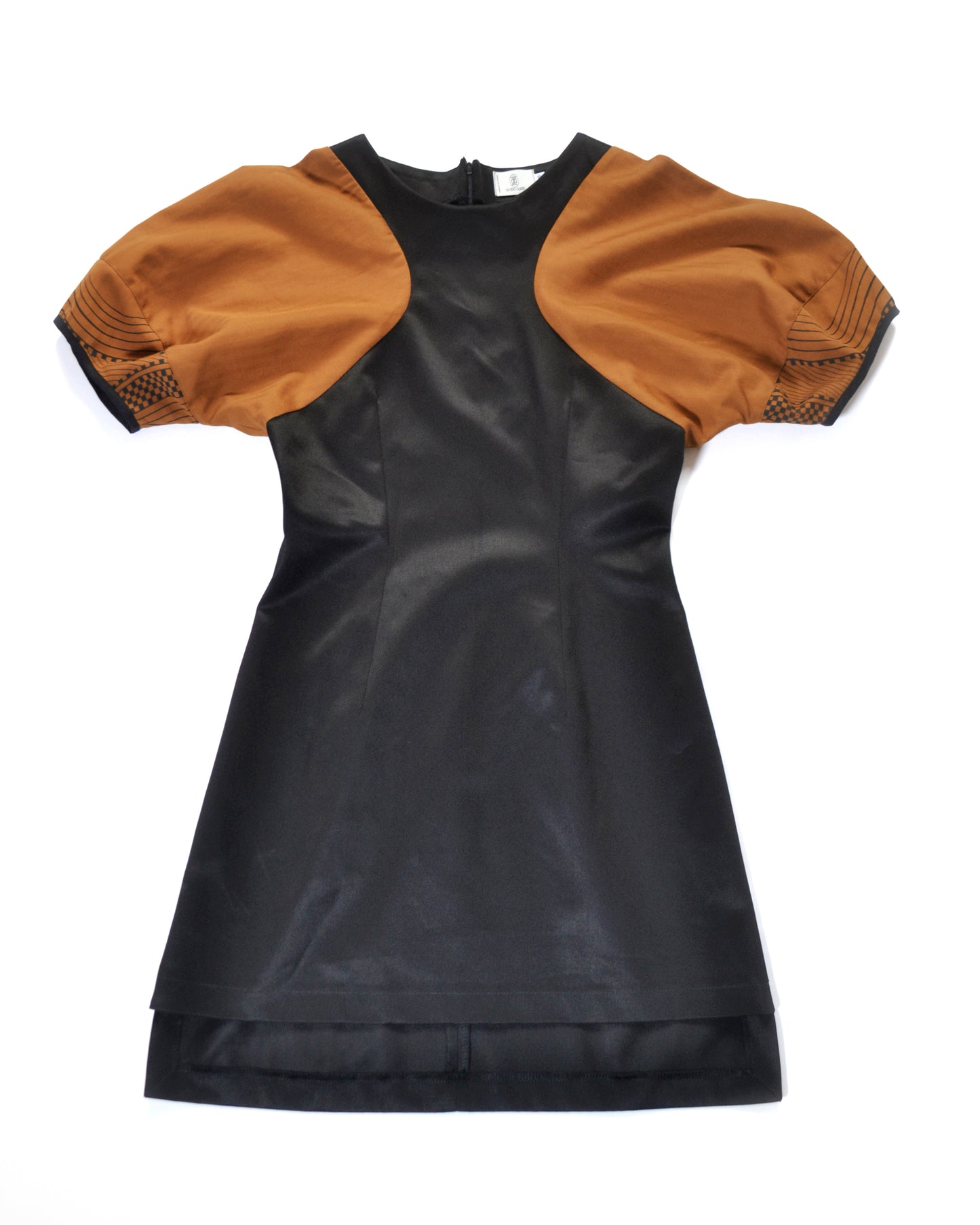 ROBE COURTE ASYMETRIQUE A MANCHES SERIGRAPHIEES A LA MAIN