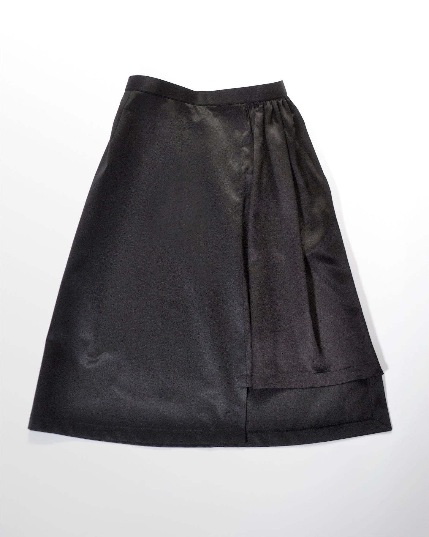 JUPE MIDI ASYMETRIQUE NOIRE SATINEE