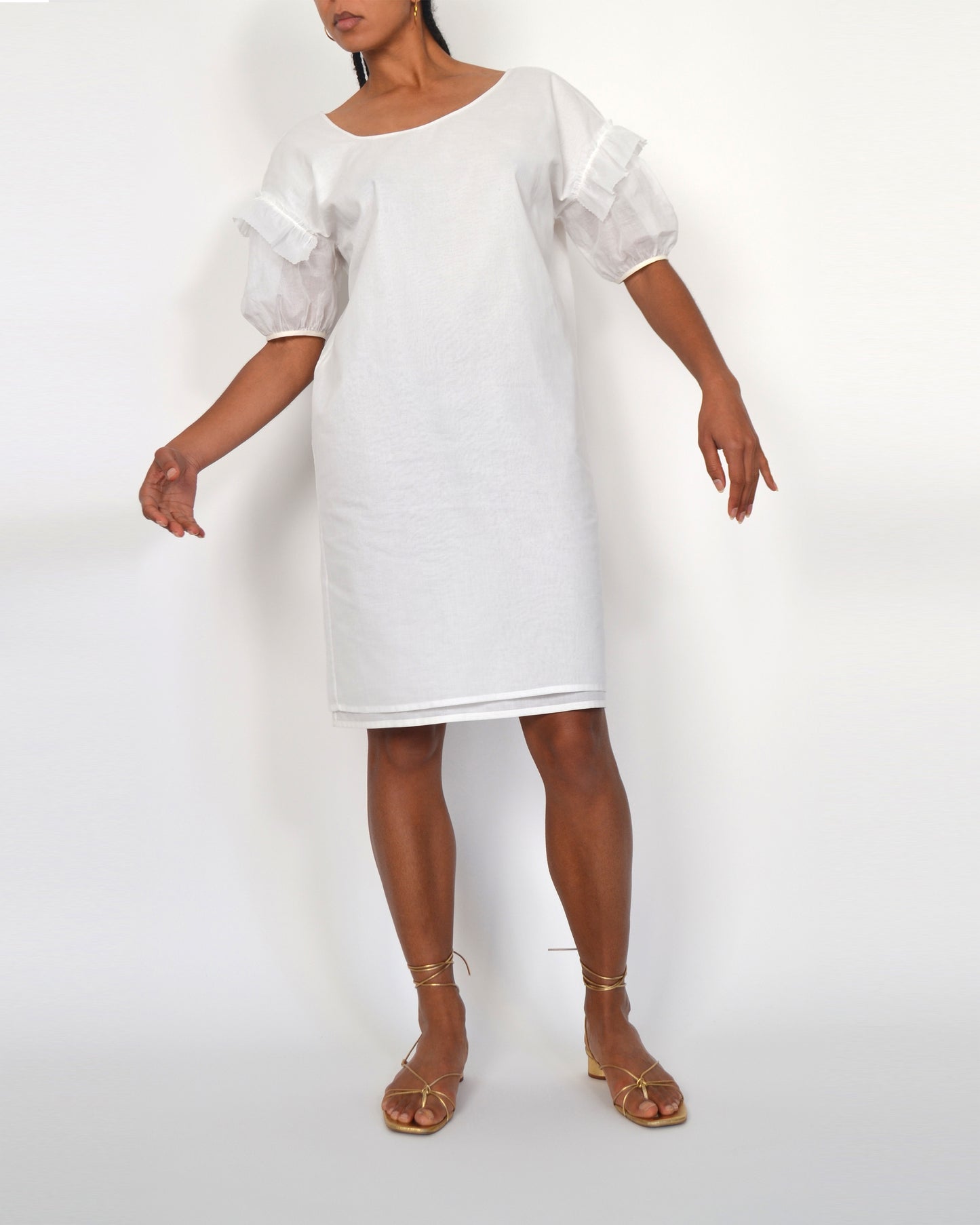 ROBE LISEREE A DECOLLETE ASYMETRIQUE en Coton
