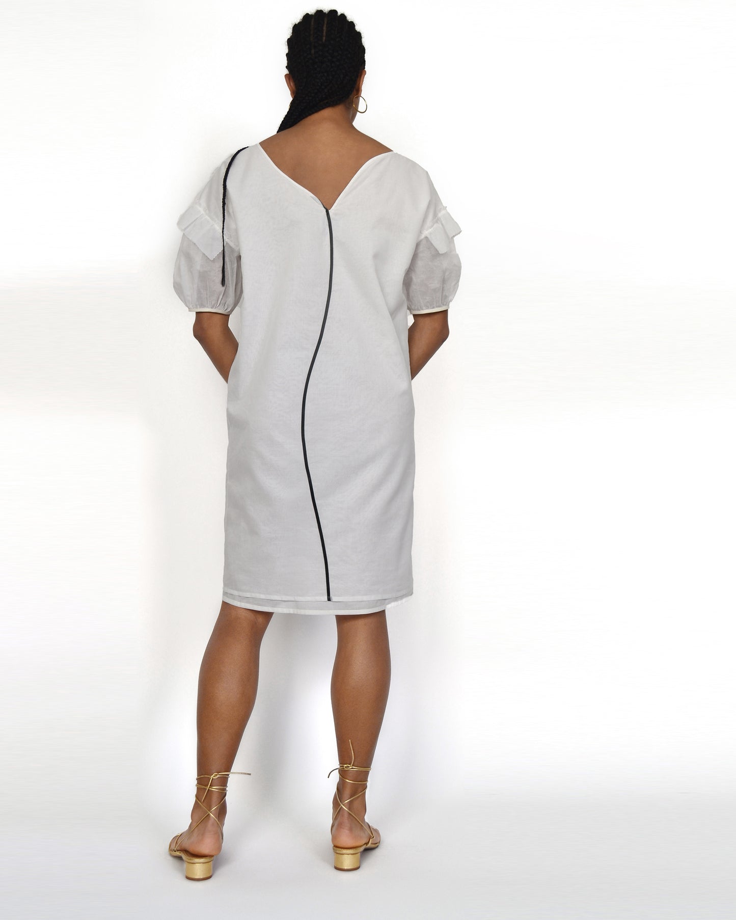 ROBE LISEREE A DECOLLETE ASYMETRIQUE en Coton