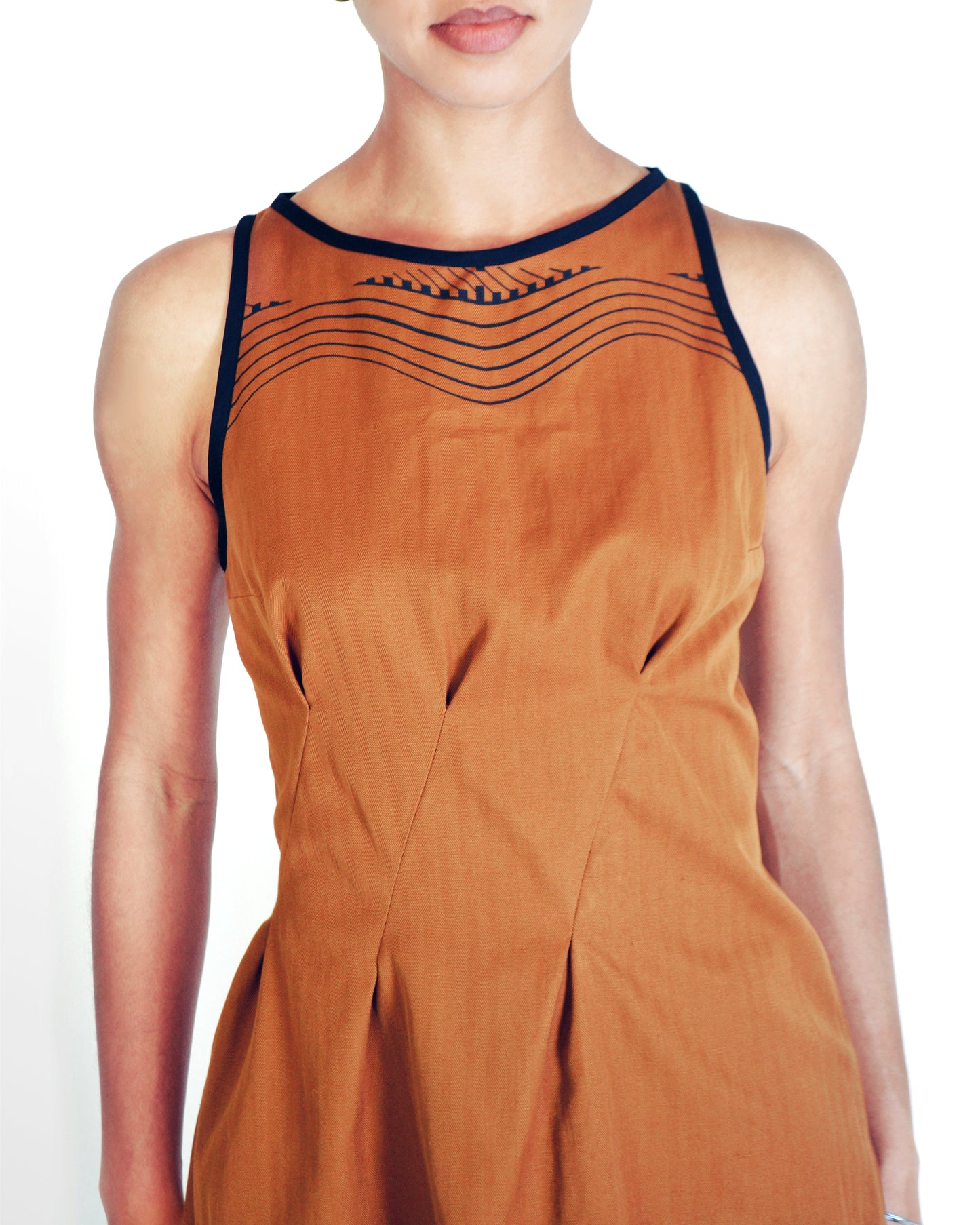 ROBE FLUIDE SANS MANCHES A EMPIECEMENT TRANSPARENT